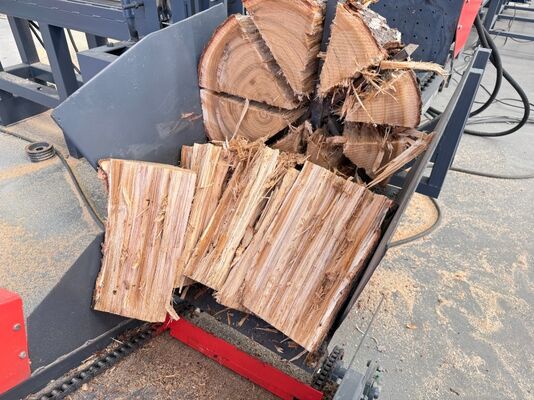 Processador de lenha totalmente automatizado móvel de impulso hidráulico de 50 toneladas para divisão de diâmetro de tora de 600 mm